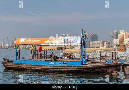 Dubai, VAE - 23. JAN 2016: Boote Abra Ferries Kreuzfahrt Geschäft auf dem Bay Creek Kanal. RTA Abra Wassertaxi-Station in Deira, Vereinigte Arabische Emirate Stockfoto