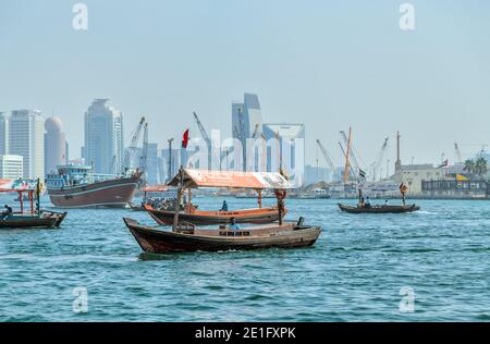 Dubai, VAE - 23. JAN 2016: Fahrt auf dem Dubai Water Canal mit traditionellen motorisierten Abras. Stockfoto