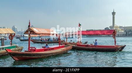 Dubai, VAE - 23. JAN 2016: Abra Wassertaxi Fahrt im Dubai Water Canal. RTA Abra Wassertaxi-Station in Deira Stockfoto