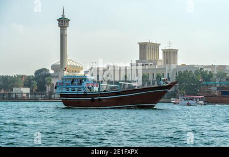Dubai, VAE - 23. JAN 2016: Traditionelle hölzerne kleine Frachtschiffe Daus in Dubai, Deira Creek, Vereinigte Arabische Emirate Stockfoto