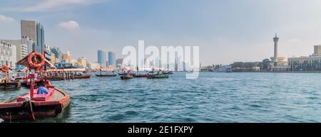 Dubai, VAE - 23. JAN 2016: Abra-Fahrt im Dubai Water Canal Stockfoto