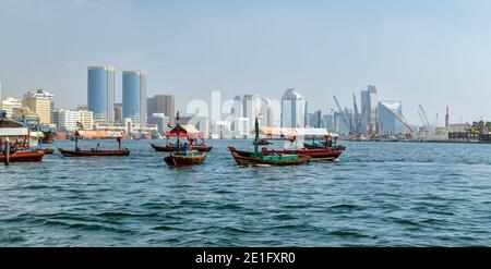 Dubai, VAE - 23. JAN 2016: Kreuzfahrt auf einem traditionellen hölzernen Abra im Dubai Water Canal Stockfoto