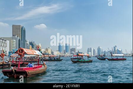 Dubai, VAE - 23. JAN 2016: Dubai Water Canal Kreuzfahrt in einem traditionellen Abra. RTA Abra Wassertaxi-Station in Deira Stockfoto