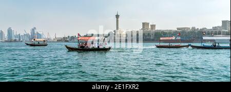 Dubai, VAE - 23. JAN 2016: Traditionelle Holzabra-Fahrt im Dubai Water Canal Stockfoto