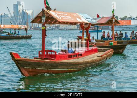 Dubai, VAE - 23. JAN 2016: Abra-Fahrt im Dubai Water Canal, Vereinigte Arabische Emirate Stockfoto