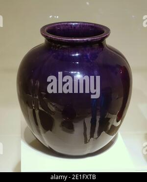 Gelappte Vase, China, Qing-Dynastie, 1800 n. Chr., Porzellan, Aubergine Glasur Stockfoto