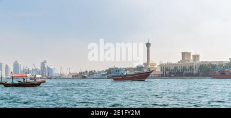 Dubai, VAE - 23. JAN 2016: Abra-Fahrt im Dubai Water Canal Stockfoto