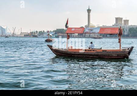 Dubai, VAE - 23. JAN 2016: Dubai Water Canal Kreuzfahrt in einem traditionellen hölzernen Abra. Vereinigte Arabische Emirate Stockfoto