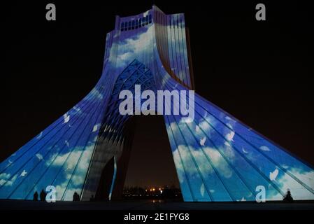 Zum ersten Jahrestag des Absturms des ukrainischen Flugzeugs PS752 wurde an den Wänden des Azadi-Turms in Teheran eine Videokartierung durchgeführt. Die Hauptstadt des Iran.Ukraine International Airlines Flug 752 (PS752) war ein internationaler Linienflug von Teheran nach Kiew, der von Ukraine International Airlines (UIA) durchgeführt wurde. Am 8. Januar 2020 wurde die Boeing 737-800, die die Strecke betreibt, kurz nach dem Abflug vom internationalen Flughafen Teheran Imam Khomeini von der Iranian Islamic Revolutionary Guards Corp (IRGC) abgeschossen. Alle 176 Passagiere und Besatzung wurden getötet. (Foto von Sobhan Farajvan Stockfoto