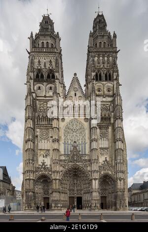Tours France 12. Mai 2013 : Außenfassade der Kathedrale von Tours, einer römisch-katholischen Kirche in Tours, Indre-et-Loire, Frankreich Stockfoto