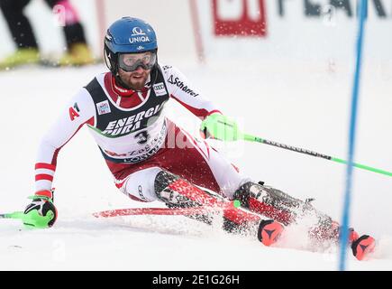 (210107) -- ZAGREB, 7. Januar 2021 (Xinhua) -- der Österreicher Marco Schwarz tritt beim zweiten Lauf des FIS Alpine Ski Men's World Cup Slalom in Zagreb, Kroatien, am 6. Januar 2021 an. (Luka Stanzl/Pixsell über Xinhua) Stockfoto