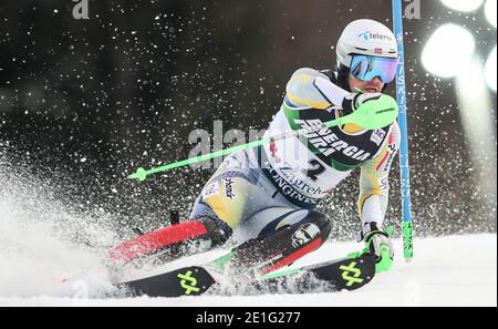 (210107) -- ZAGREB, 7. Januar 2021 (Xinhua) -- Sebastian Foss-Solevaag aus Norwegen tritt beim zweiten Lauf des FIS Alpine Ski Men's World Cup Slalom in Zagreb, Kroatien, 6. Januar 2021 an. (Luka Stanzl/Pixsell über Xinhua) Stockfoto