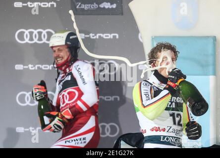 (210107) -- ZAGREB, 7. Januar 2021 (Xinhua) -- der erste Deutsche Linus Strasser (R) feiert nach dem Gewinn des FIS Alpine Ski Men's World Cup Slalom in Zagreb, Kroatien, 6. Januar 2021 auf dem Podium. (Luka Stanzl/Pixsell über Xinhua) Stockfoto