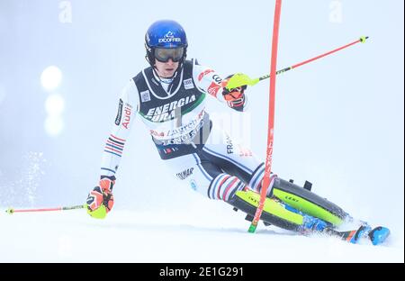 (210107) -- ZAGREB, 7. Januar 2021 (Xinhua) -- Clement Noel aus Frankreich tritt beim ersten Lauf des FIS Alpine Ski Men's World Cup Slalom in Zagreb, Kroatien, am 6. Januar 2021 an. (Slavko Midzor/Pixsell über Xinhua) Stockfoto