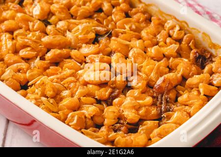 Gebackene Bohnen Bio hausgemachte vegetarische und vegane Gericht traditionelle Speisen Auf dem Tisch in Keramikschale - Serbisch Montenegrinisch bosnisch mazedonisch kroatisch Stockfoto