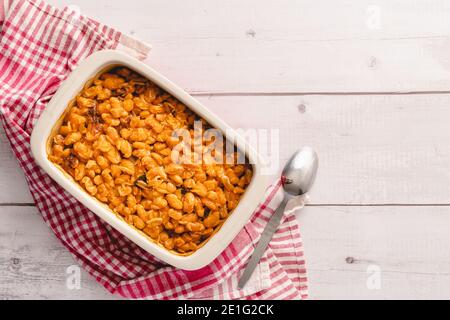 Gebackene Bohnen Bio hausgemachte vegetarische und vegane Gericht traditionelle Speisen Auf dem Tisch in Keramikschale - Serbisch Montenegrinisch bosnisch mazedonisch kroatisch Stockfoto