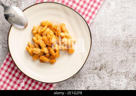 Gebackene Bohnen Bio hausgemachte vegetarische und vegane Gericht traditionelle Speisen Auf dem Tisch in Keramikplatte - Serbisch Montenegrinisch bosnisch mazedonisch kroatien Stockfoto