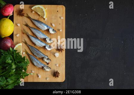 Frische Fischpferd Makrele auf einem dunklen Hintergrund Stockfoto