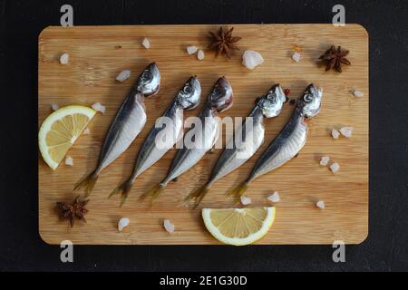 Frische Fischpferd Makrele auf einem dunklen Hintergrund Stockfoto