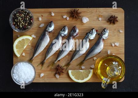 Frische Fischpferd Makrele auf einem dunklen Hintergrund Stockfoto