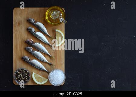 Frische Fischpferd Makrele auf einem dunklen Hintergrund Stockfoto