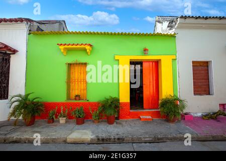 Kolumbien, malerische bunte Straßen von Cartagena im historischen Viertel Getsemani in der Nähe von ummauerten Stadt, Ciudad Amurallada. Stockfoto