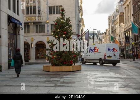 London, Großbritannien. Januar 2021. FedEx Lieferwagen in der Old Bond Street gesehen.Englands dritte nationale Sperre tritt legal in Kraft. Kredit: SOPA Images Limited/Alamy Live Nachrichten Stockfoto