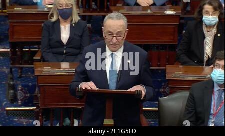 Washington DC, USA. Januar 2021. In diesem Bild des Senats der Vereinigten Staaten macht der Minderheitsführer des US-Senats, Chuck Schumer (Demokrat von New York), Bemerkungen, während der US-Senat sich nach der Gewalt im US-Kapitol in Washington, DC, am Mittwoch, den 6. Januar 2021 wiedertrifft, um die Debatte über die Wahlbeteiligung wieder aufzunehmen. US Senate Television via CNP Quelle: dpa picture Alliance/Alamy Live News Stockfoto