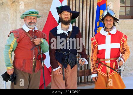 Soldaten des Ordens von Saint John während der in Guardia Parade in Fort Saint Elmo in Valletta, Malta Stockfoto