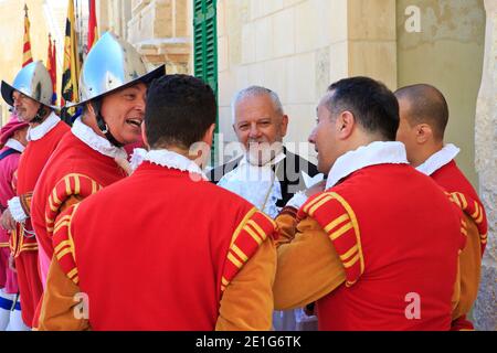 Soldaten des Ordens von Saint John im Gespräch während der in Guardia Parade in Fort Saint Elmo in Valletta, Malta Stockfoto