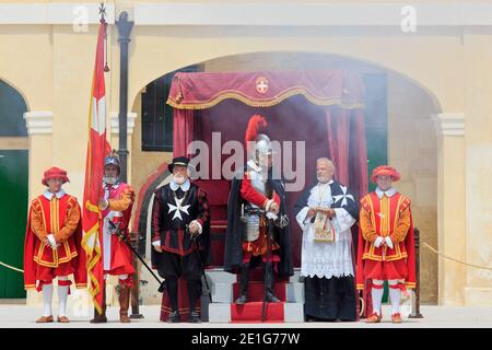 Der Grand Gerichtsvollzieher im Gespräch mit verschiedenen Offiziere im Fort St. Elmo in Valletta, Malta Stockfoto