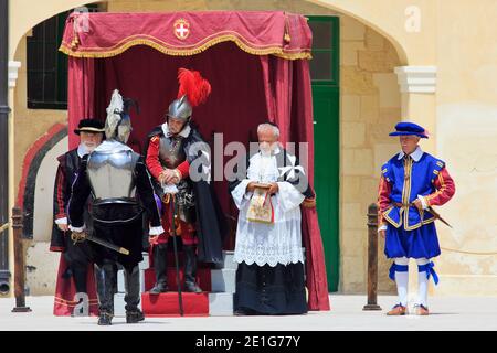 Der Grand Gerichtsvollzieher im Gespräch mit verschiedenen Offiziere im Fort St. Elmo in Valletta, Malta Stockfoto