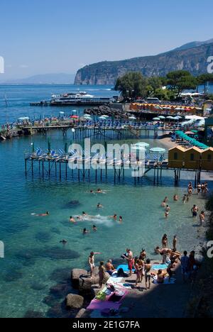 Blick auf die Piers von mehreren Badeorten zwischen den Marinas Piccola und Grande, Sorrento, Kampanien, Italien, Europa Stockfoto