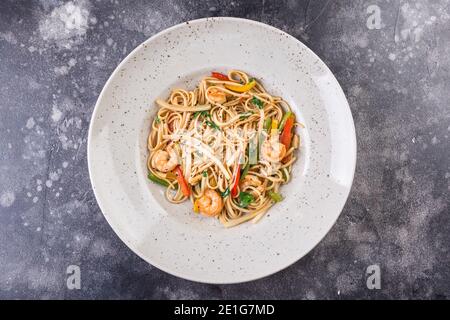 Gesunde Vollkornspaghetti mit Garnelen und Gemüse, Nudeln. Draufsicht. Stockfoto