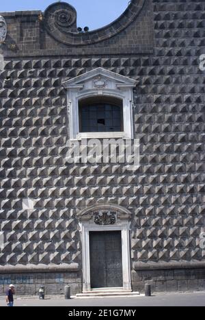 Gesu Nuovo Kirche, ursprünglich ein Palast aus dem 15. Jahrhundert und im 16. Jahrhundert in eine Kirche umgewandelt, Neapel, Italien Stockfoto