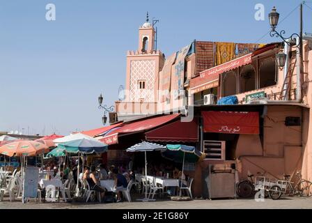 Cafés, Jemaa el Fna, Stadtplatz, UNESCO-Weltkulturerbe, Marrakesch, Marokko Stockfoto