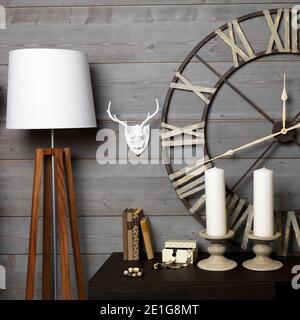 Stehlampe neben Tisch mit Kerzenständer, UK Home Stockfoto