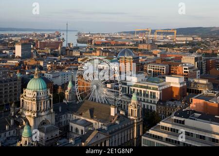 Belfast Stadtzentrum mit Blick auf die Docks und Mündung Stockfoto