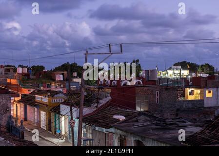 Blick über die Dächer von Trinidad, Kuba am Abend. Stockfoto