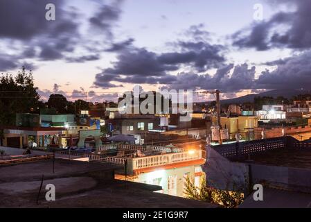 Blick über die Dächer von Trinidad, Kuba am Abend. Stockfoto