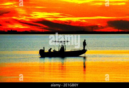 Die Silhouette eines Fischerbootes an der Bucht bei Sonnenaufgang in der Nähe von Clearwater, Florida, U.S.A Stockfoto