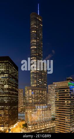 Blick von außen auf das Trump International Hotel and Tower und das IBM Building von Mies van der Rohe auf der linken Seite, Chicago, Illinois, USA. Stockfoto