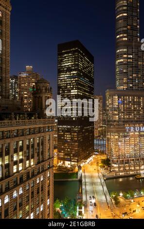 Außenansicht des IBM-Gebäudes, 330 North Wabash Avenue, Chicago, Illinois, USA bei Nacht. Stockfoto