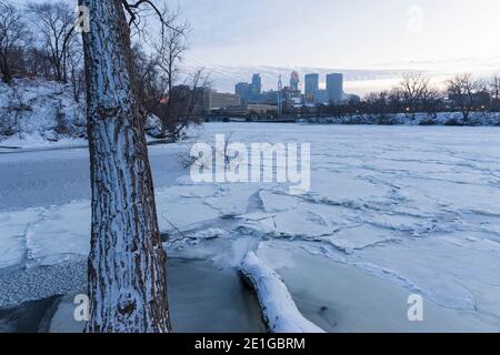 Gefrorener mississippi Fluss und minneapolis Skyline von Boom Island an Abenddämmerung Stockfoto