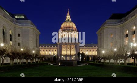 San Francisco City Hall beleuchtet in der blauen Stunde Stockfoto