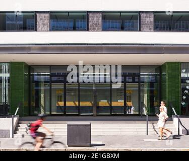 Außenansicht von 160 Old Street, einem ehemaligen Royal Mail Gebäude, das in ein modernes Bürogebäude umgewandelt wurde, London UK. Stockfoto