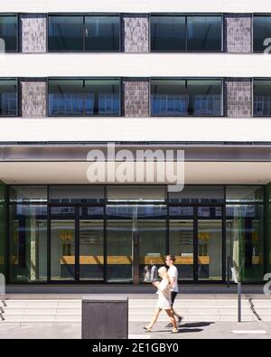 Außenansicht von 160 Old Street, einem ehemaligen Royal Mail Gebäude, das in ein modernes Bürogebäude umgewandelt wurde, London UK. Stockfoto