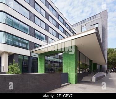 Außenansicht von 160 Old Street, einem ehemaligen Royal Mail Gebäude, das in ein modernes Bürogebäude umgewandelt wurde, London UK. Stockfoto