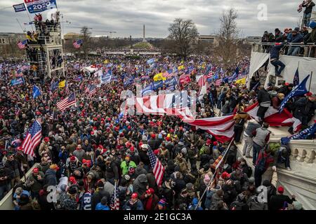 Washington, Usa. Januar 2021. Pro-Trump-Randalierer durchbrechen den Sicherheitsbereich und durchdringen das US-Kapitol, um gegen die Stimmenzahl des Wahlkollegs zu protestieren, die den designierten Präsidenten Joe Biden am Mittwoch, den 6. Januar 2021, in Washington, DC als Sieger bescheinigen würde. Nach Bundesrecht ist der 6. Januar das Datum, an dem Wahlkollegium-Stimmen, die den nächsten Präsidenten bestimmen, in einer gemeinsamen Sitzung des Kongresses gezählt werden. Foto von Ken Cedeno/UPI Kredit: UPI/Alamy Live Nachrichten Stockfoto