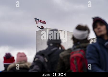 Washington, Usa. Januar 2021. Pro-Trump-Randalierer durchbrechen den Sicherheitsbereich und durchdringen das US-Kapitol, um gegen die Stimmenzahl des Wahlkollegs zu protestieren, die den designierten Präsidenten Joe Biden am Mittwoch, den 6. Januar 2021, in Washington, DC als Sieger bescheinigen würde. Nach Bundesrecht ist der 6. Januar das Datum, an dem Wahlkollegium-Stimmen, die den nächsten Präsidenten bestimmen, in einer gemeinsamen Sitzung des Kongresses gezählt werden. Foto von Ken Cedeno/UPI Kredit: UPI/Alamy Live Nachrichten Stockfoto